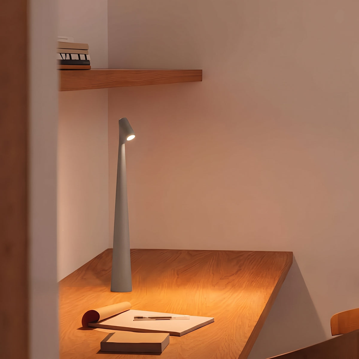 Minimalistisk LED uppladdningsbar bordslampa i färgen grå