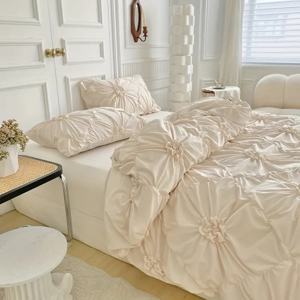 Texturerat påslakanset med blommor och volang bild 5