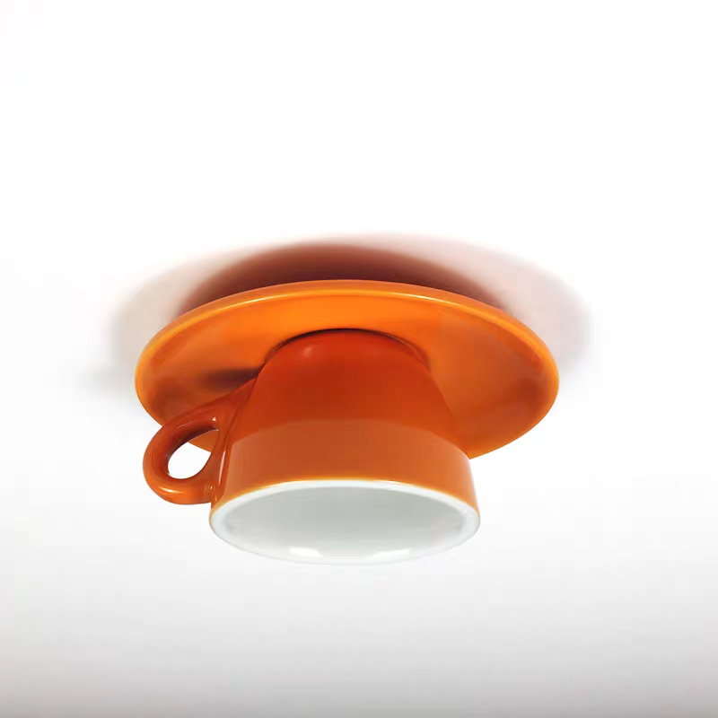 Minimalistisk taklampa i form av en kopp bild 6