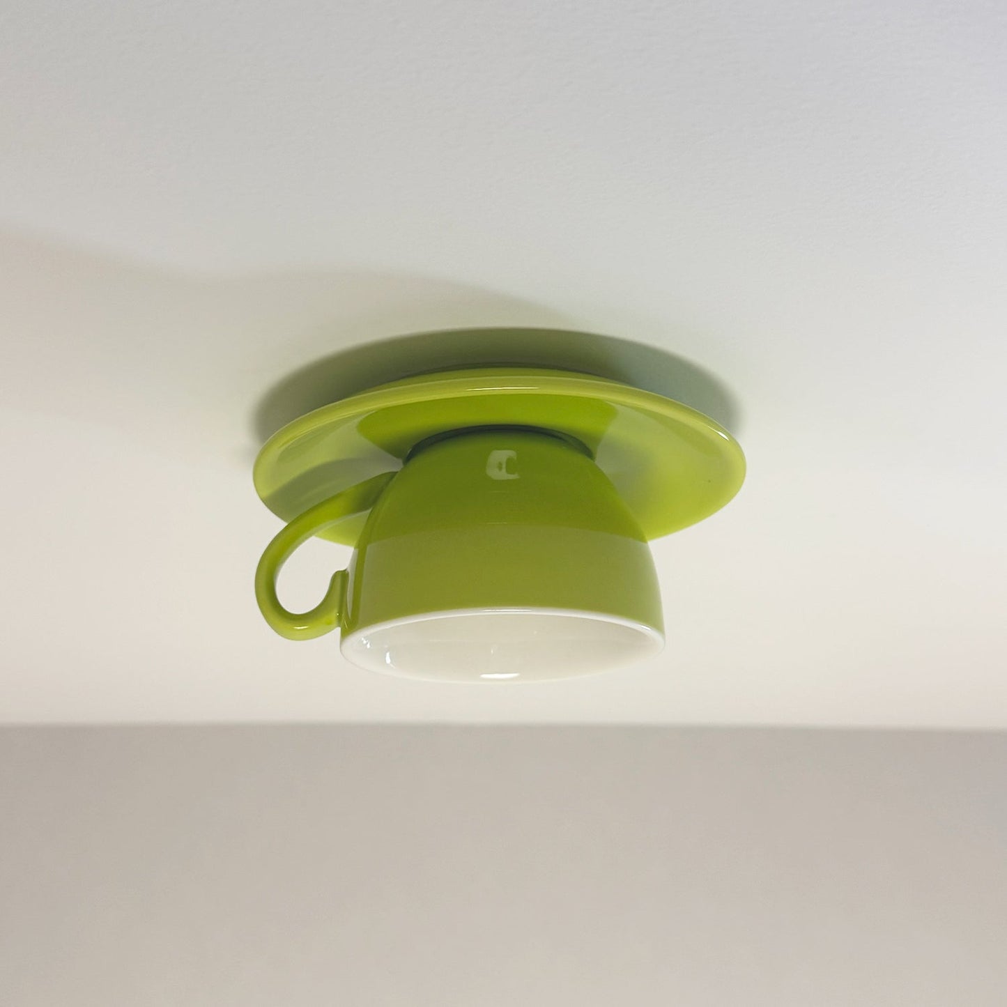 Minimalistisk taklampa i form av en kopp bild 1