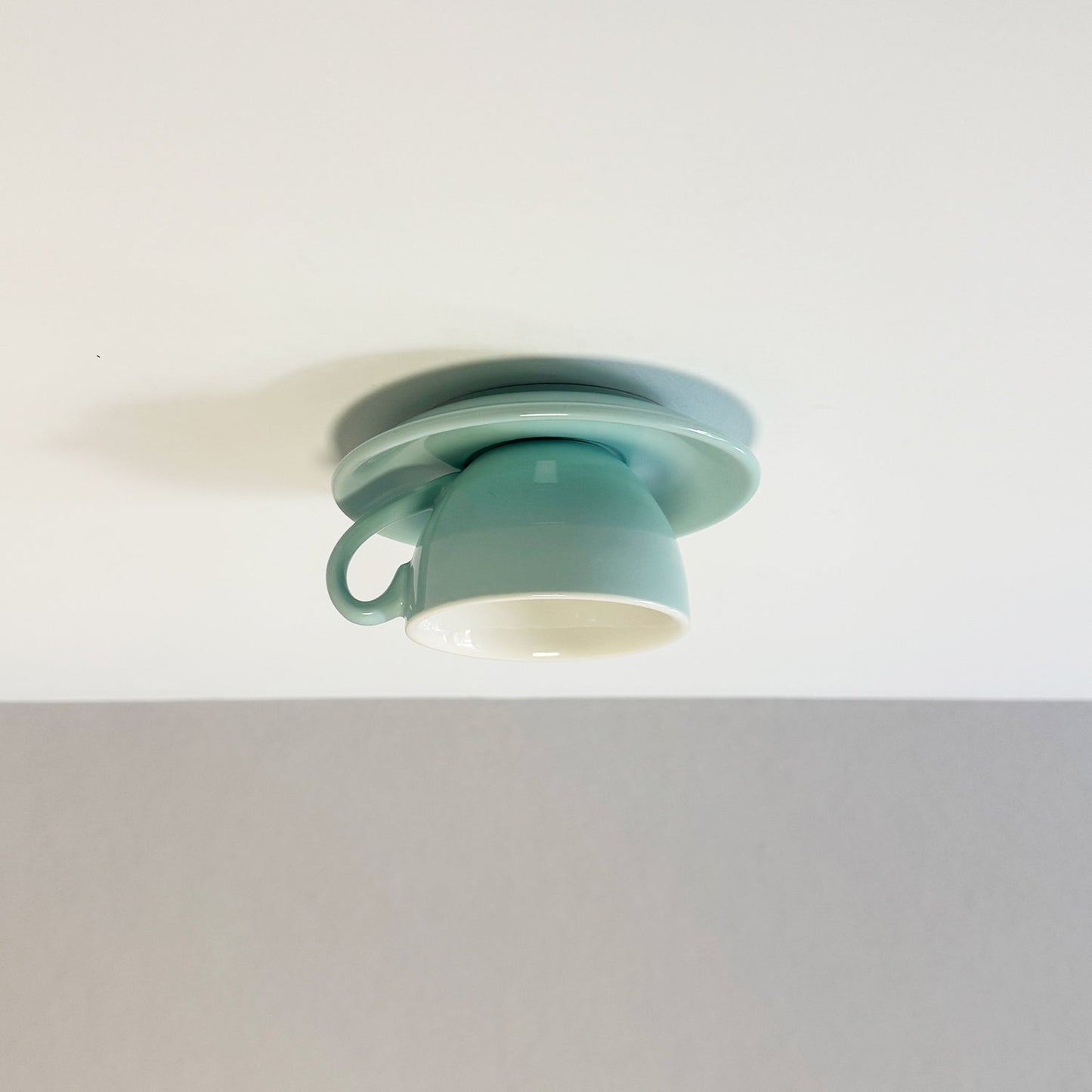 Minimalistisk taklampa i form av en kopp bild 2