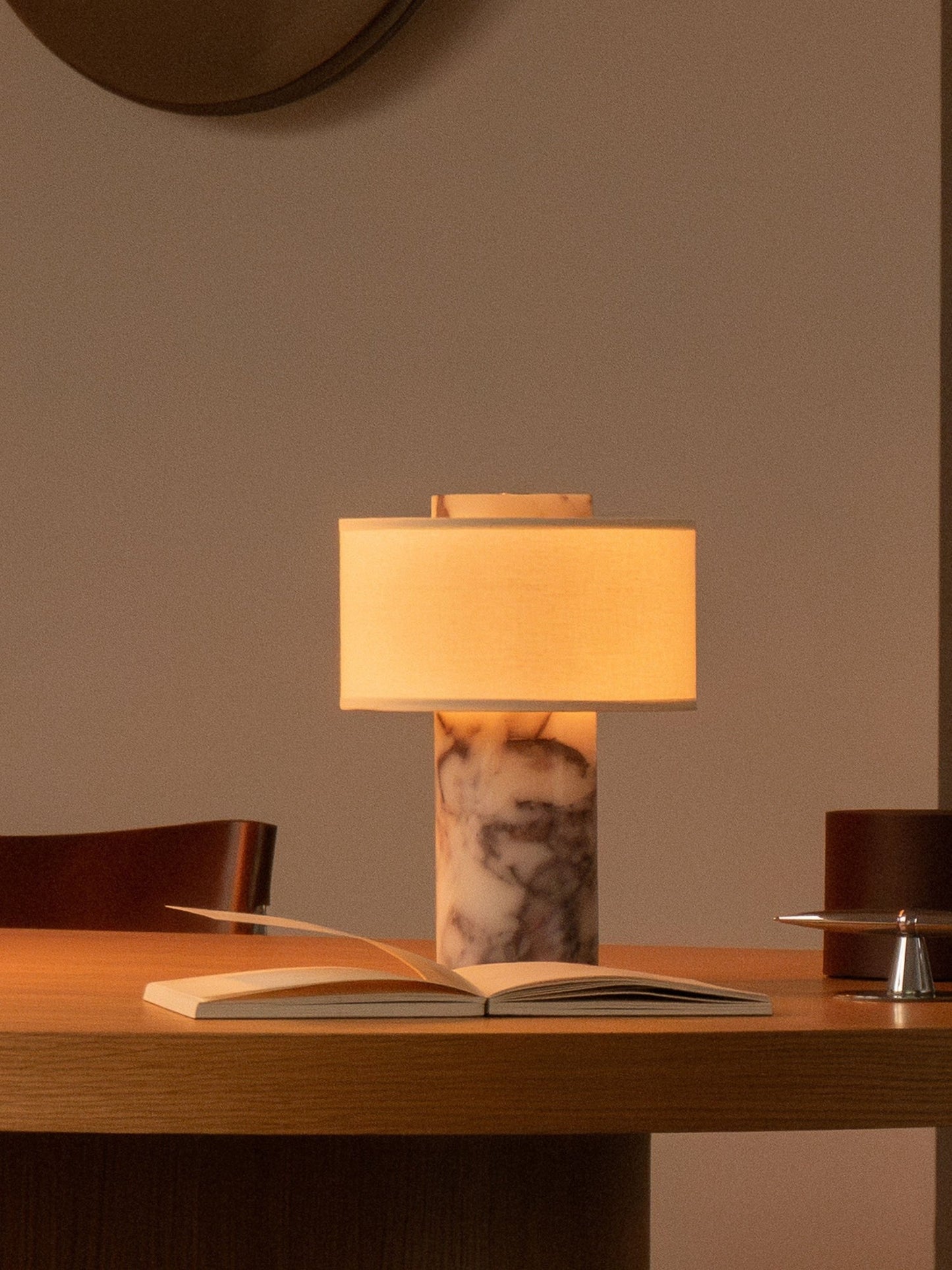 Auríe Portable Lamp – Calacatta Viola marmor & linne