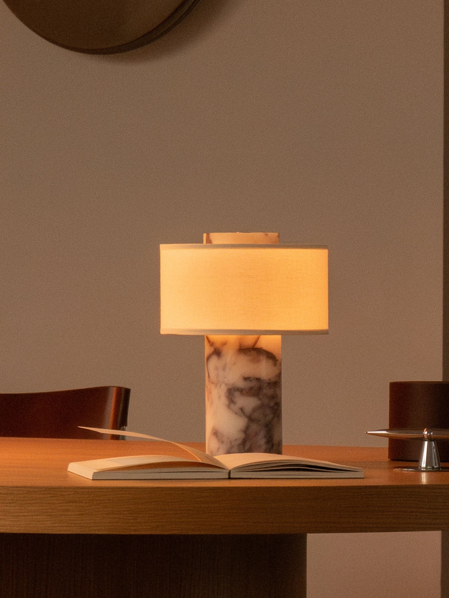 Auríe Portable Lamp – Calacatta Viola marmor & linne