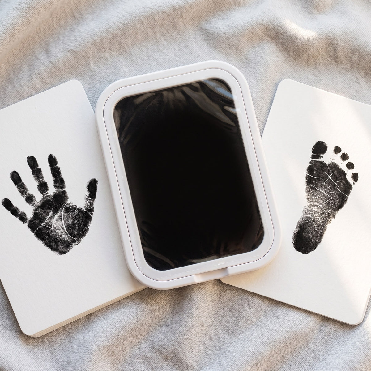 Avtrycksset för baby med bläckdyna och kort med hand- och fotavtryck