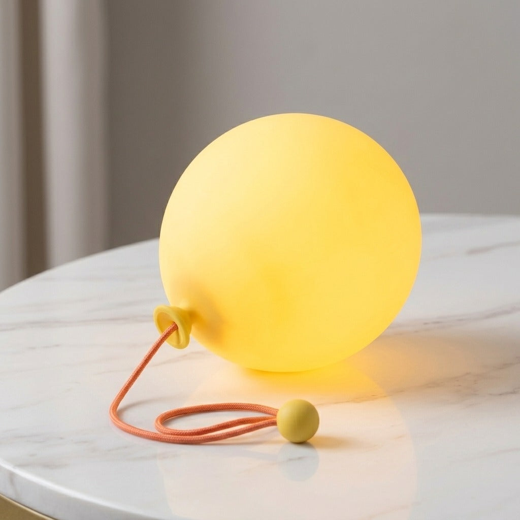 Ballonglampa närbild på marmoryta