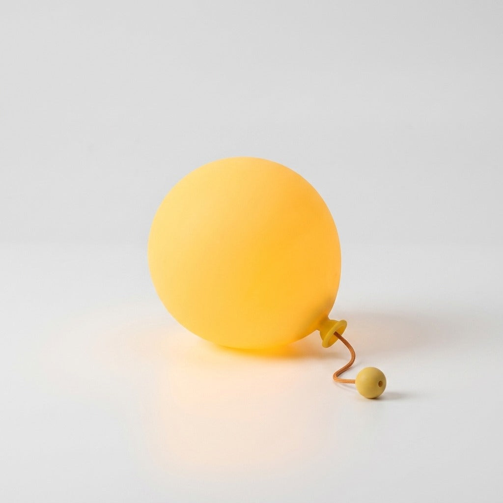 Ballonglampa glödande på vit bakgrund