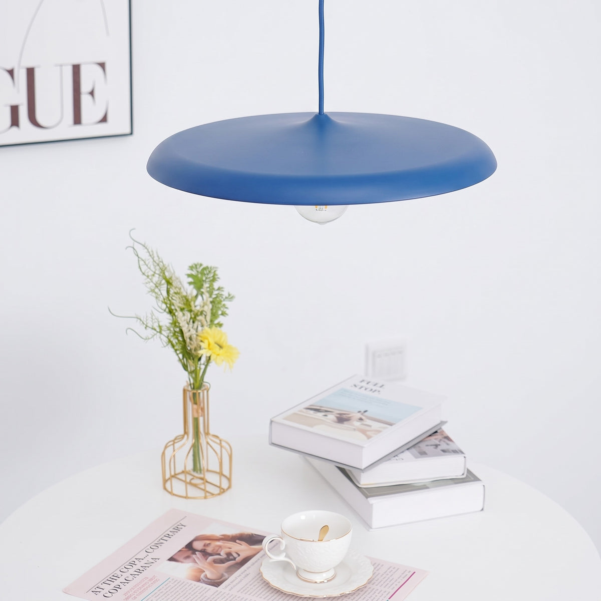 Modern minimalistisk LED-pendellampa i macaronfärger i färgen blå