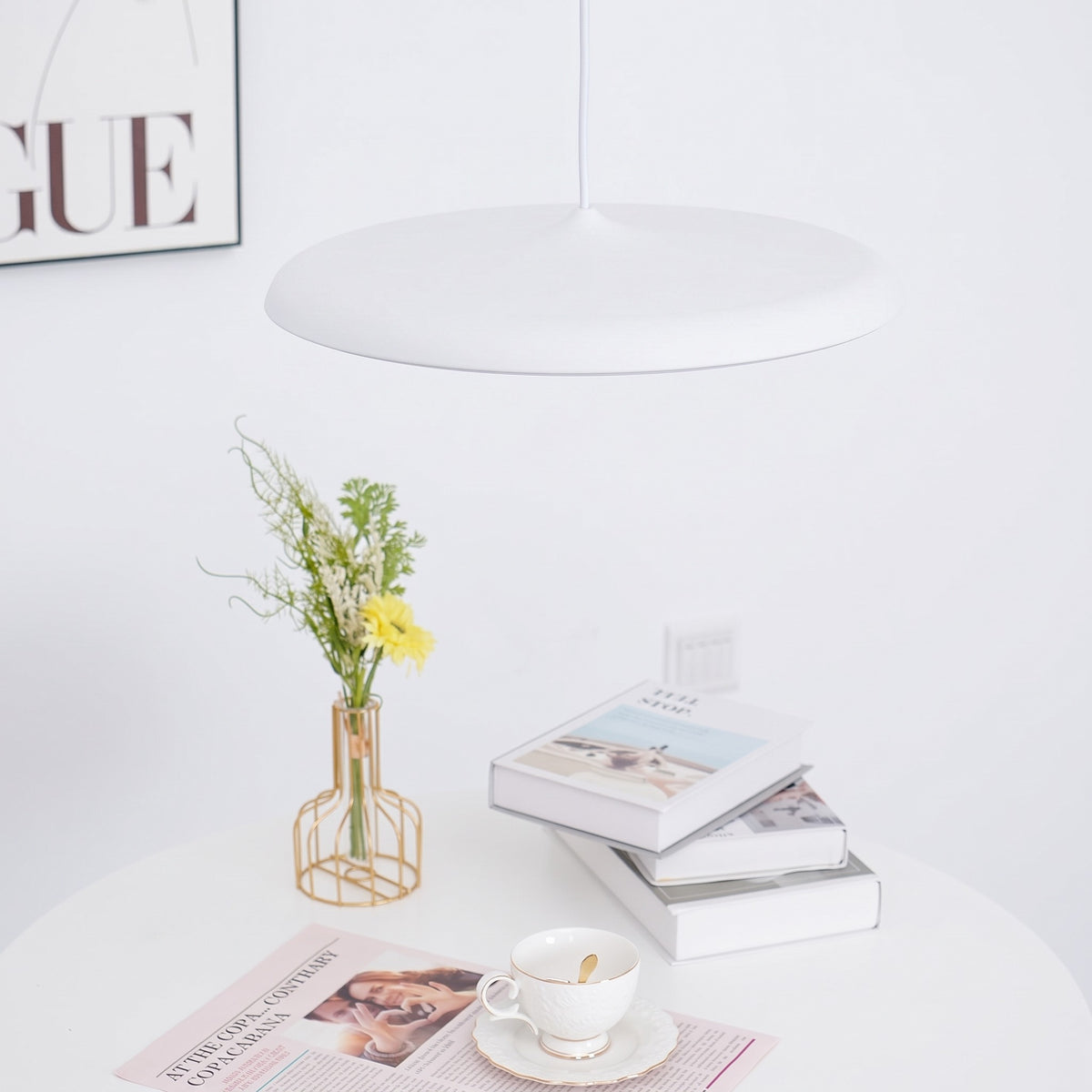 Modern minimalistisk LED-pendellampa i macaronfärger i färgen vit