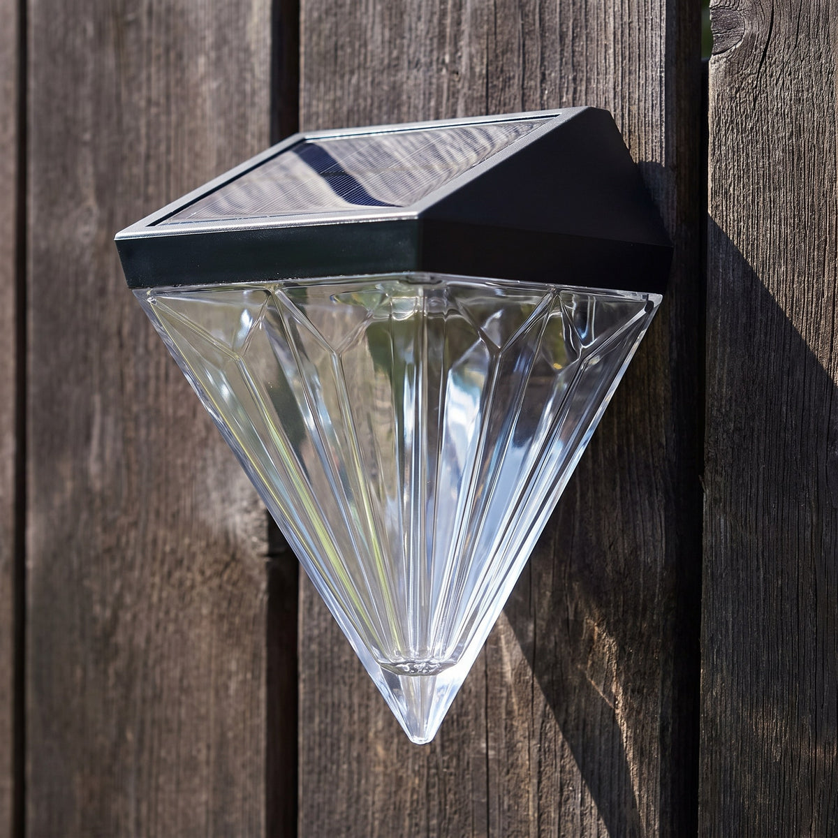 Diamantlampan i dagsljus med fasetterad kristall och solpanel