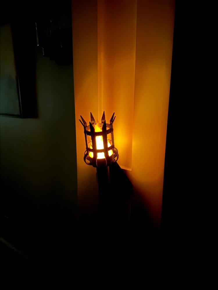 LED-fackla med orange atmosfärljus i mörkt rum