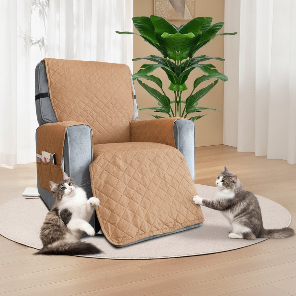 Beige reclinerfåtölj med överdrag och två katter i vardagsrum