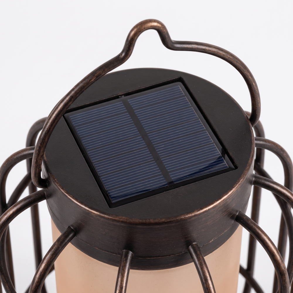 Närbild på polykristallin solpanel och metallkrok