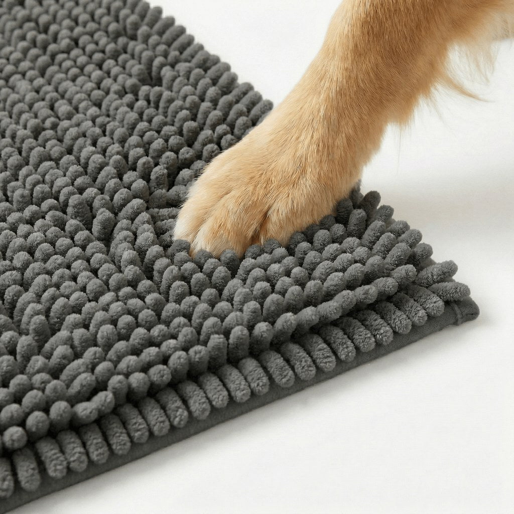 Närbild mörkgrå chenille hallmatta med hundtass