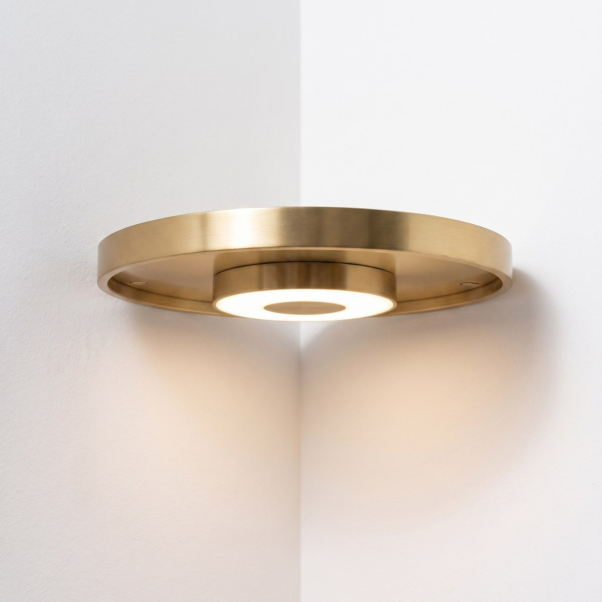 Närbild underifrån på hörnhyllan och LED-ringen
