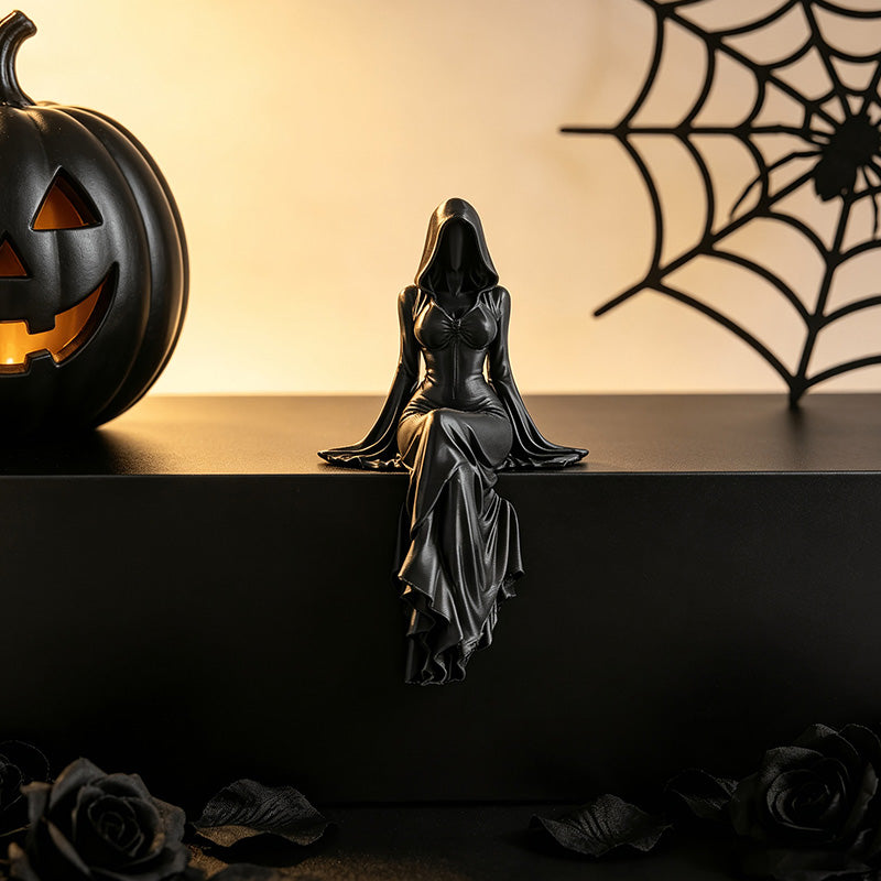 Gotisk figur med Halloween-dekoration, pumpa och spindelnät