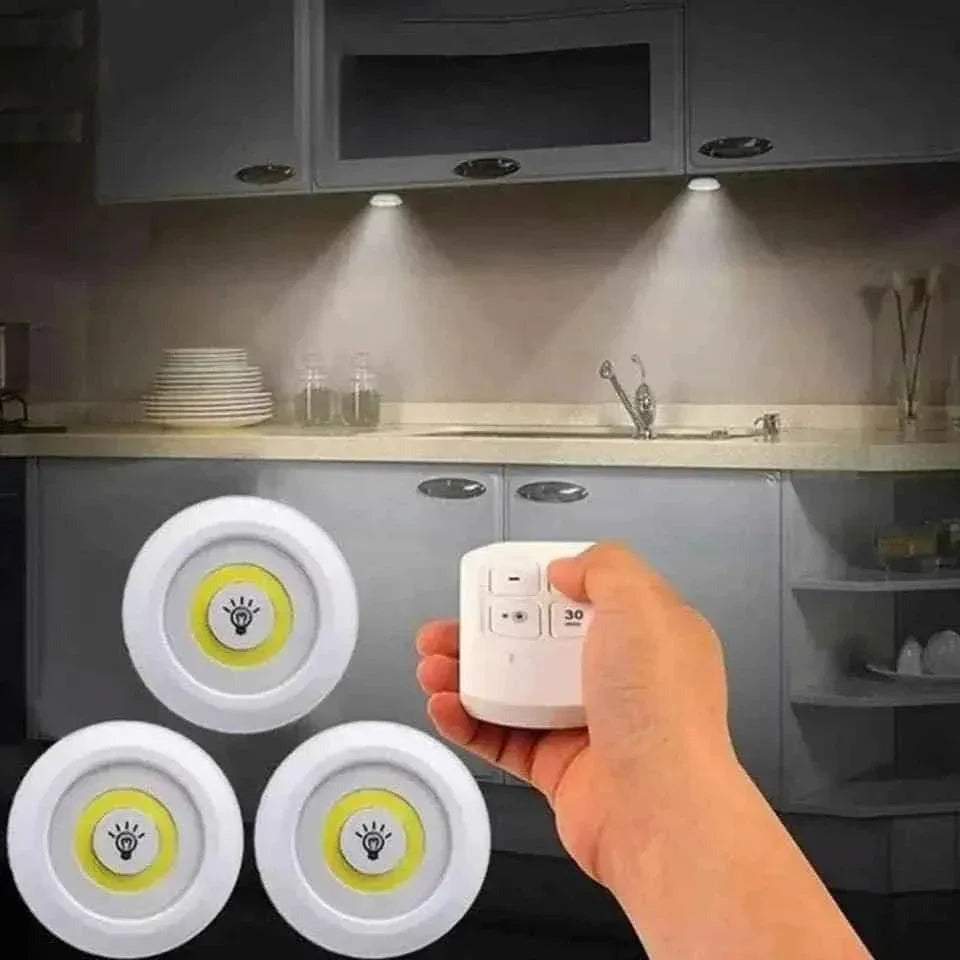 LED-lampor monterade under köksskåp med fjärrkontroll i hand