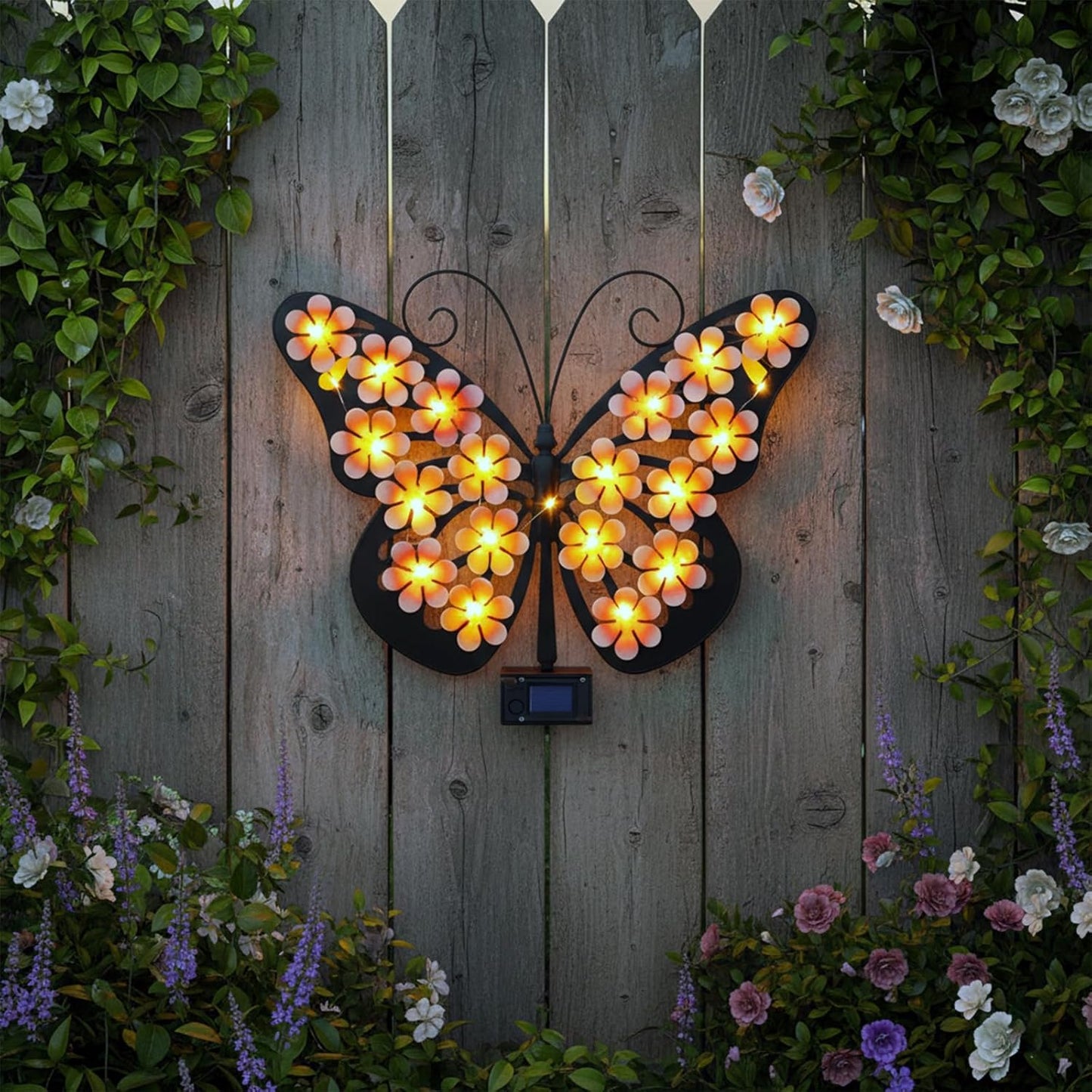 Metallfjäril med LED-blommor på trästaket – trädgård
