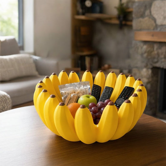 Fruktskål i bananform på soffbord i vardagsrum