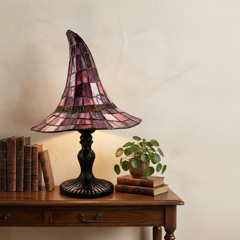 Bordslampa i målat glas häxhat – livsstilsfoto med böcker
