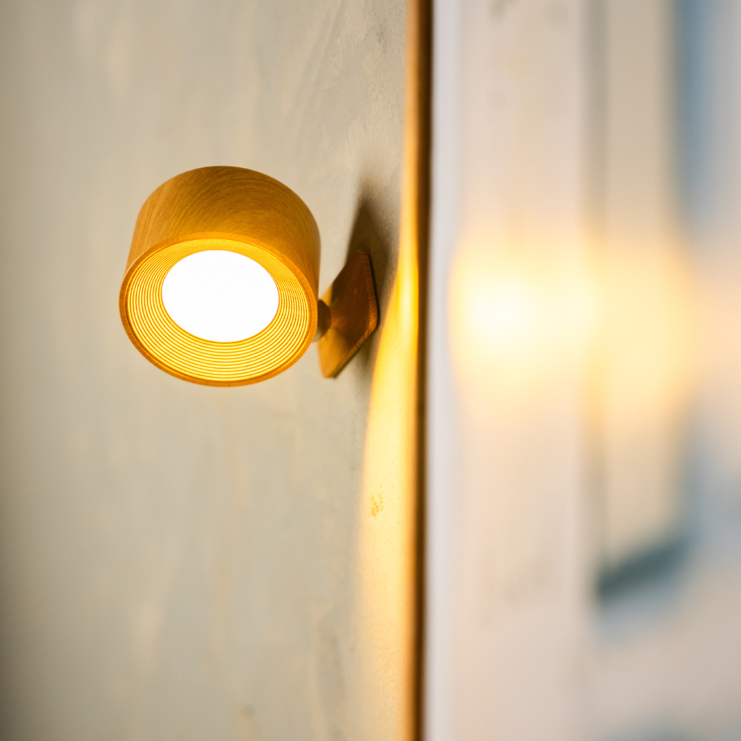 Nordisk Ljus Vägglampa i ek på vägg, varmt sken
