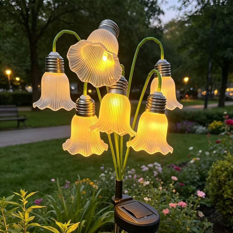 Vit blomlampa lyser med varmt sken i parkmiljö
