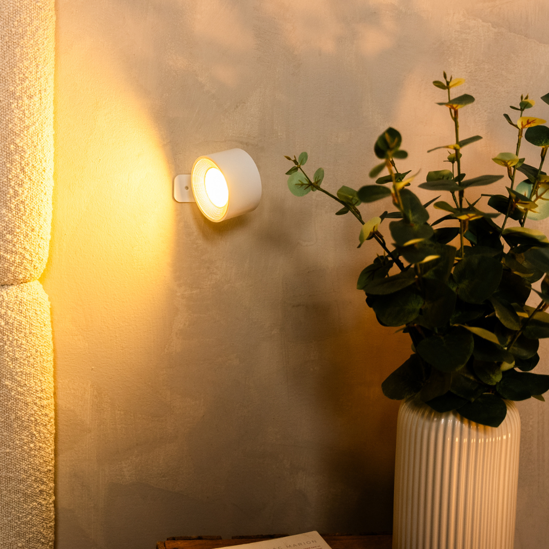 Vit Nordisk Ljus Vägglampa tänd med eukalyptus