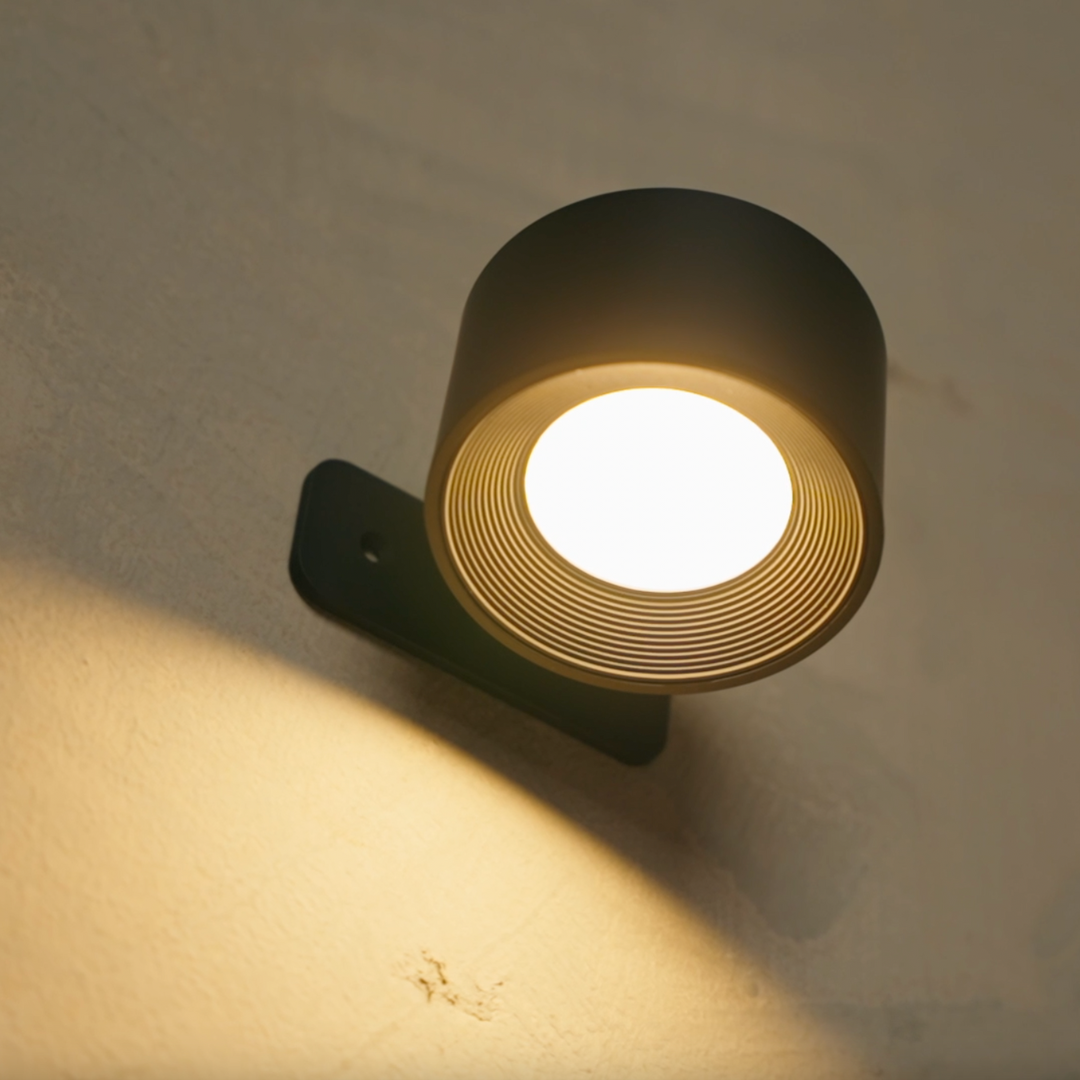 Svart Nordisk Ljus Vägglampa närbild med ljuskon