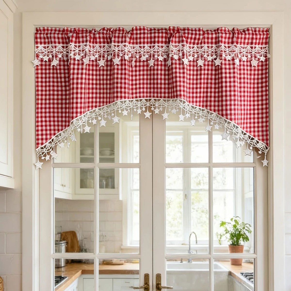 Röd rutig gardin med välvd kant framför glasdörrar