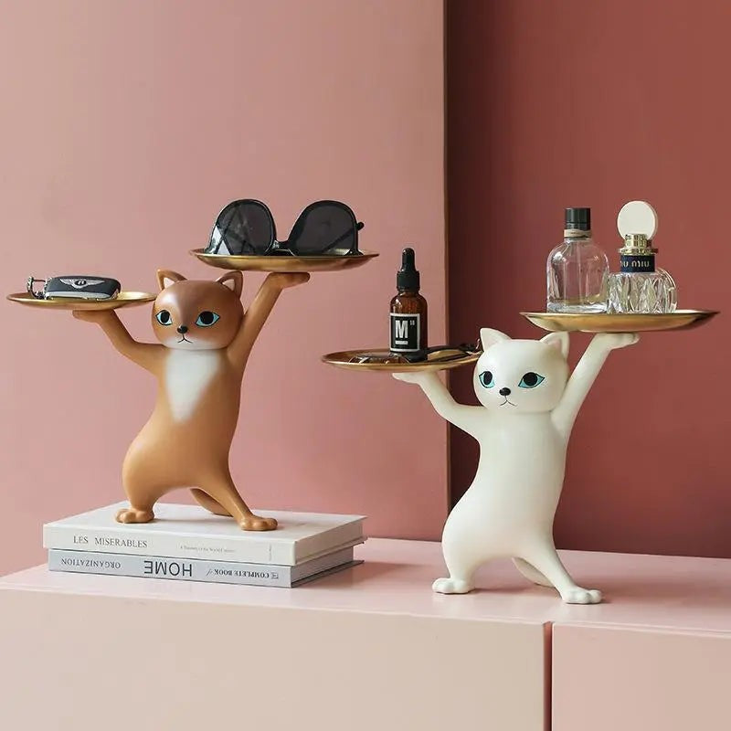 Kattfigurin i brun och vit med tillbehör på brickorna