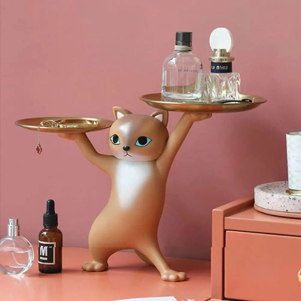 Brun kattfigurin på byrå med smycken och parfym