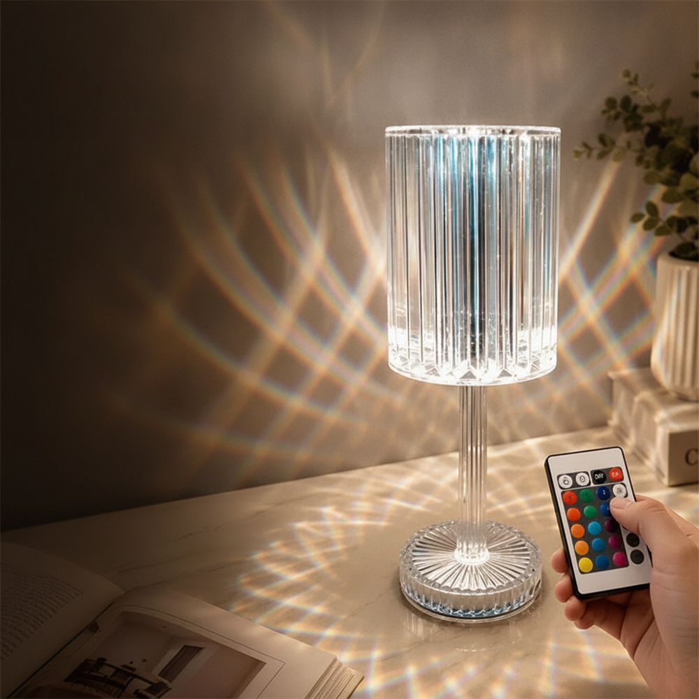 Kristallslipad bordslampa tänd i handen med fjärrkontroll