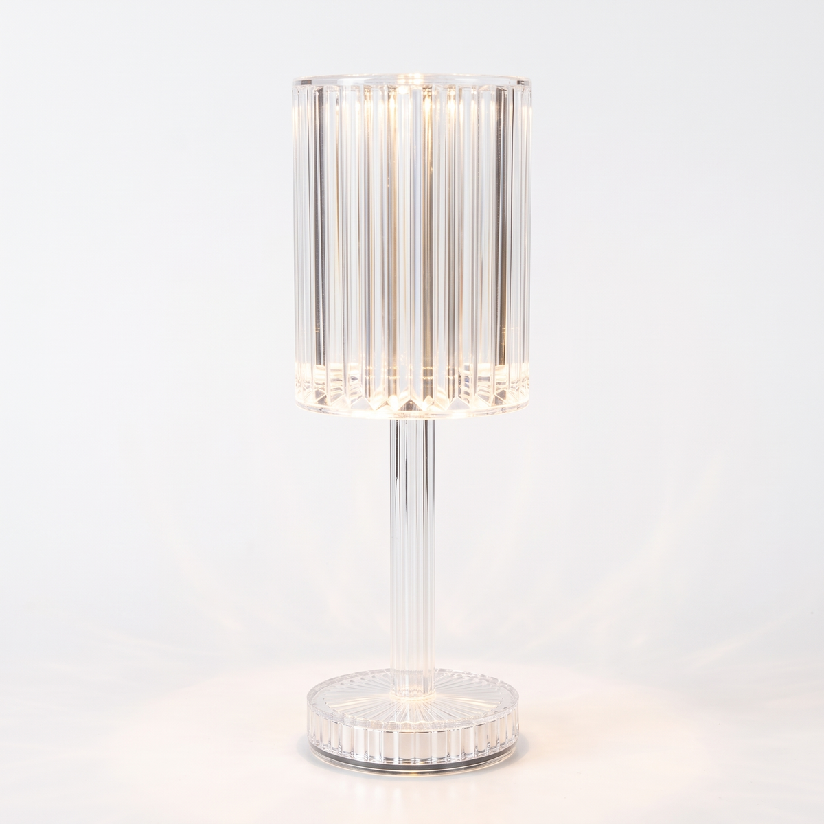Kristallbordslampa i akryl på vit studiobakgrund