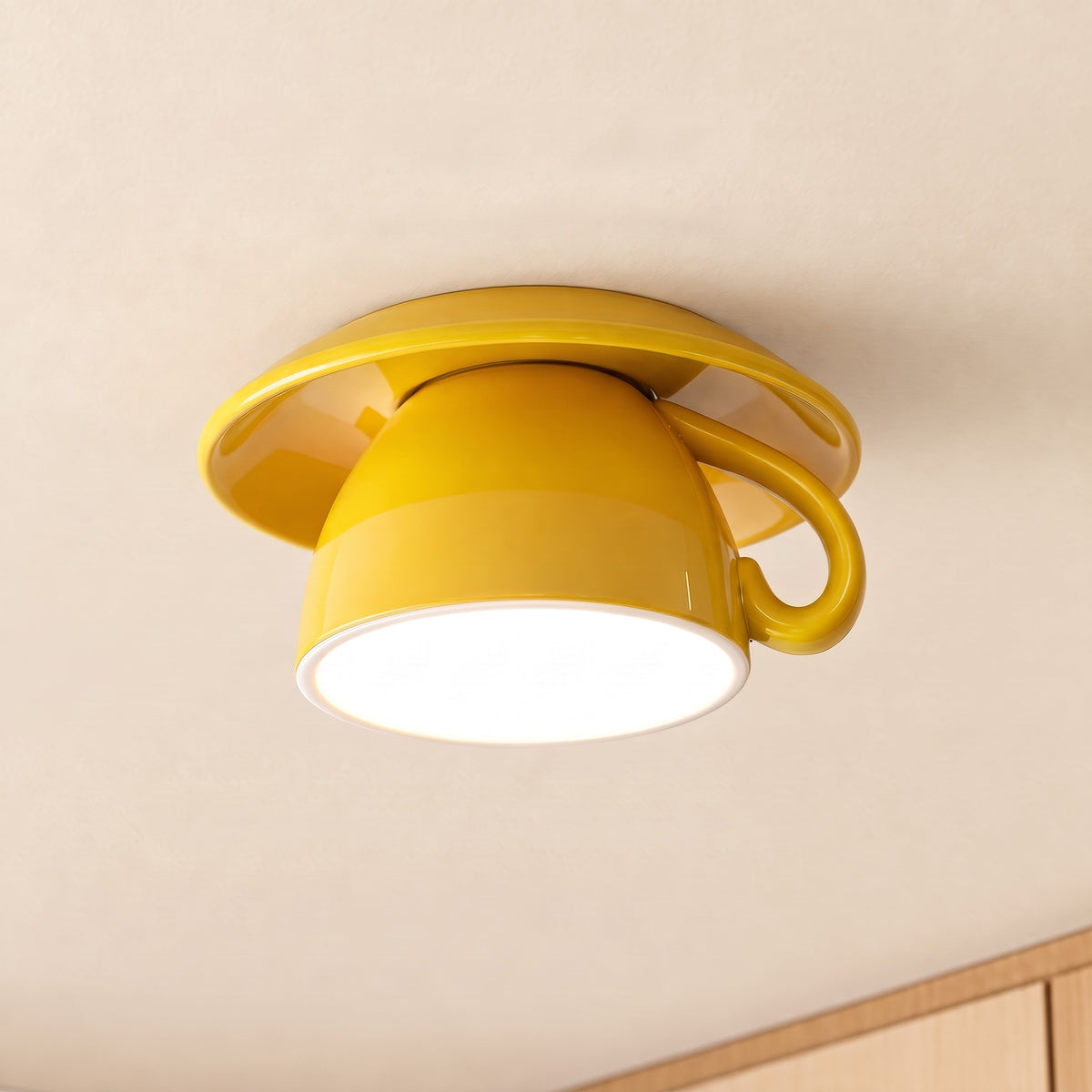 Minimalistisk taklampa i form av en kopp i färgen gul