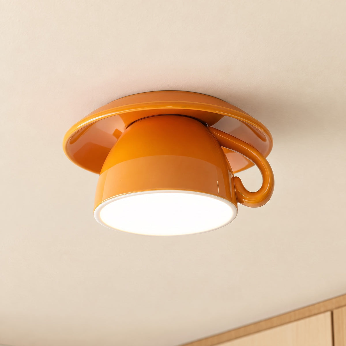 Minimalistisk taklampa i form av en kopp i färgen orange