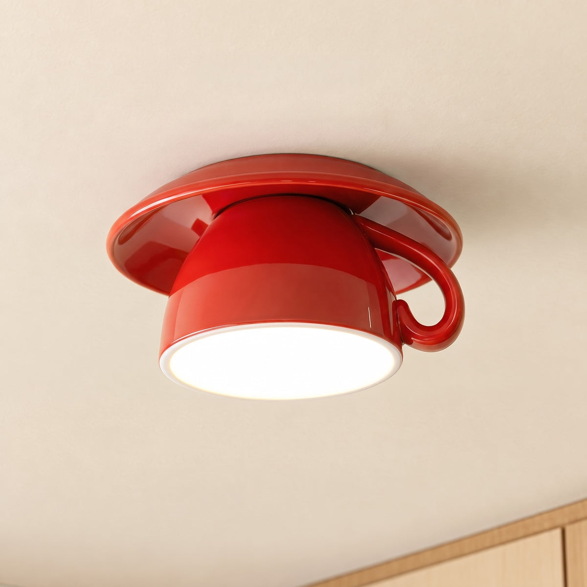 Minimalistisk taklampa i form av en kopp i färgen röd