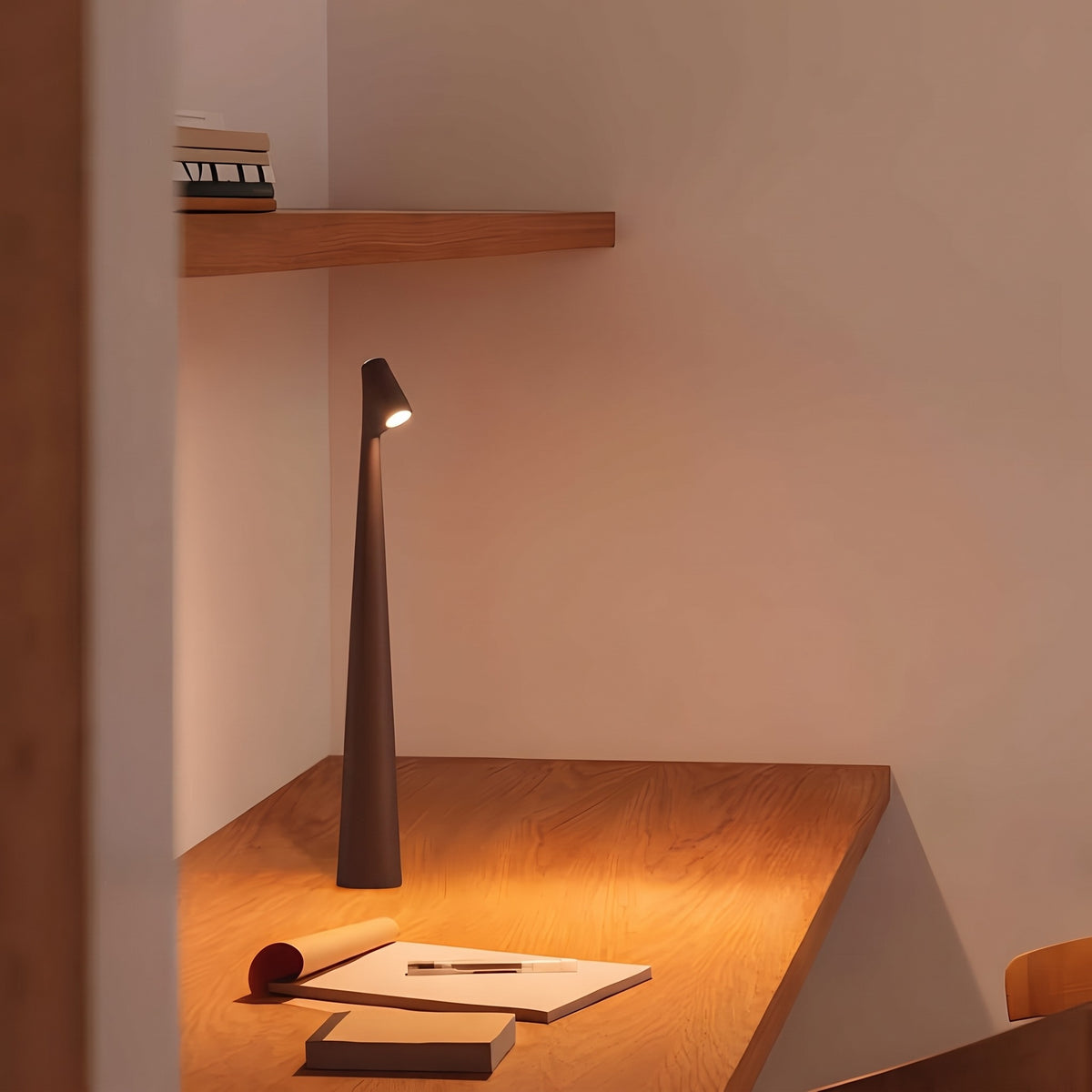 Minimalistisk LED uppladdningsbar bordslampa i färgen brun