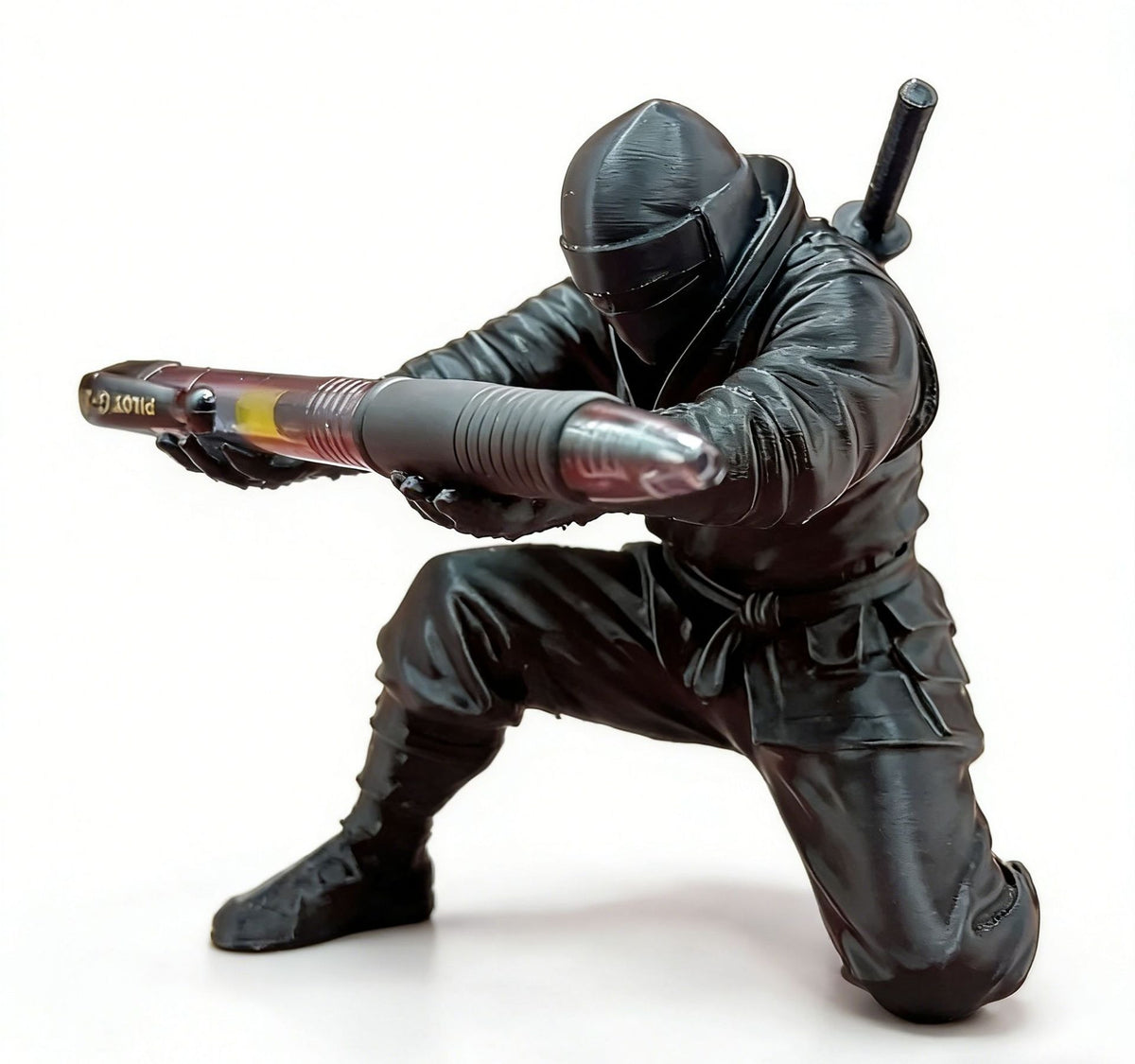 Ninjakrigare i svart med penna på vit bakgrund