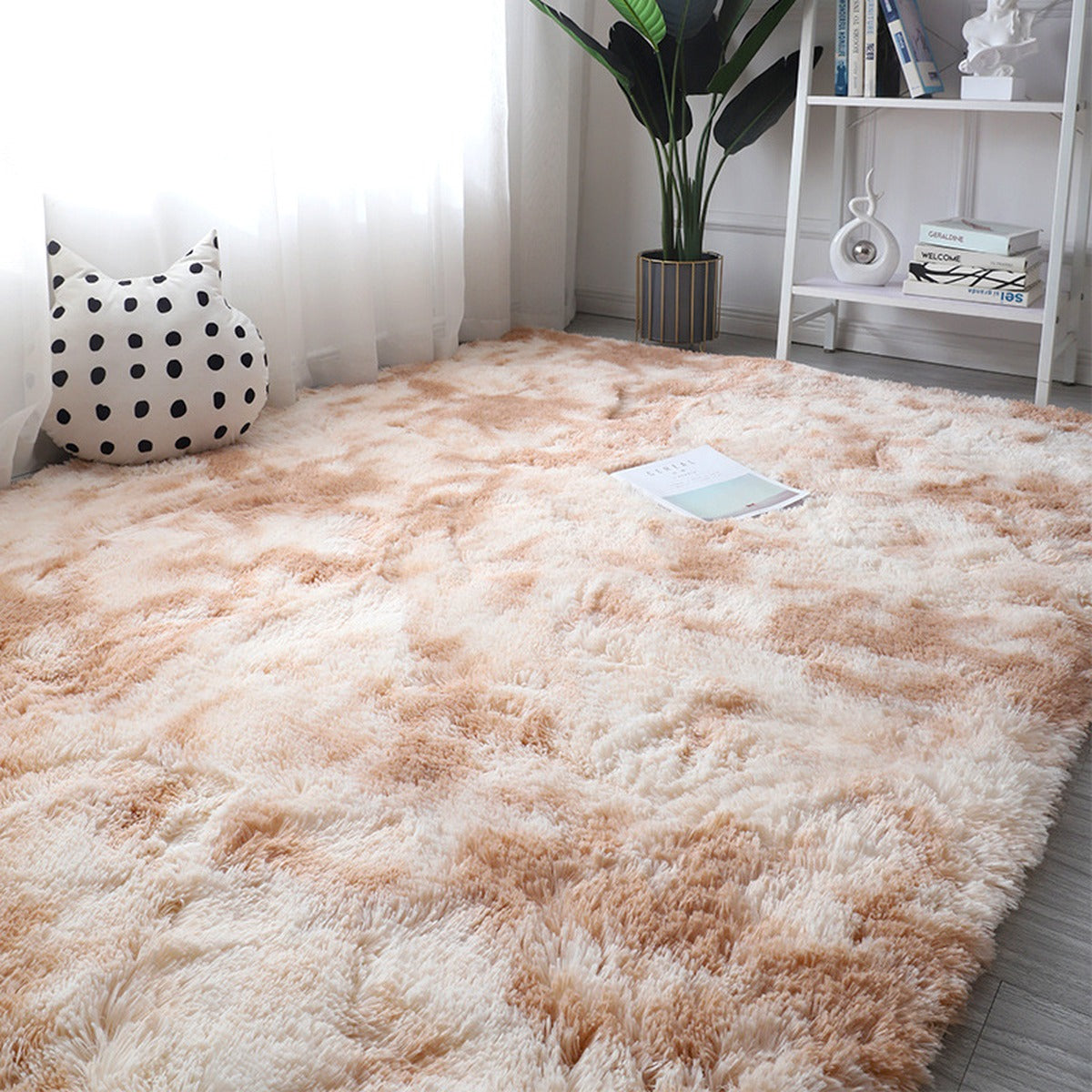 Beige och kamelfärgad shaggymatta på golv