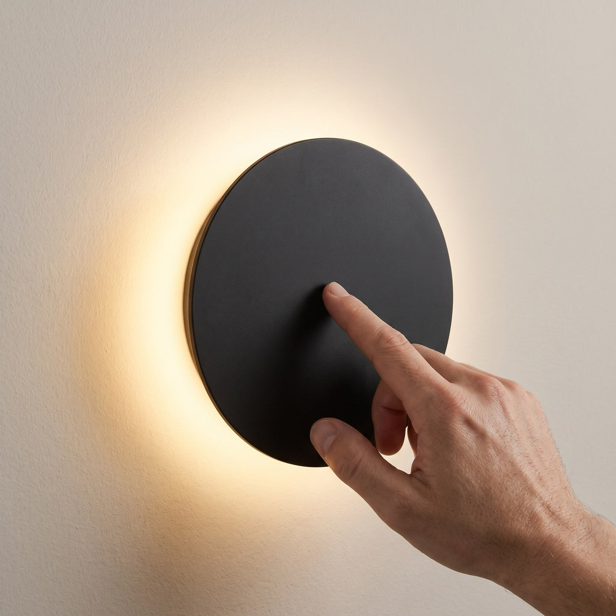 Fingertopp dimmar den runda LED-vägglampan med touchkontroll