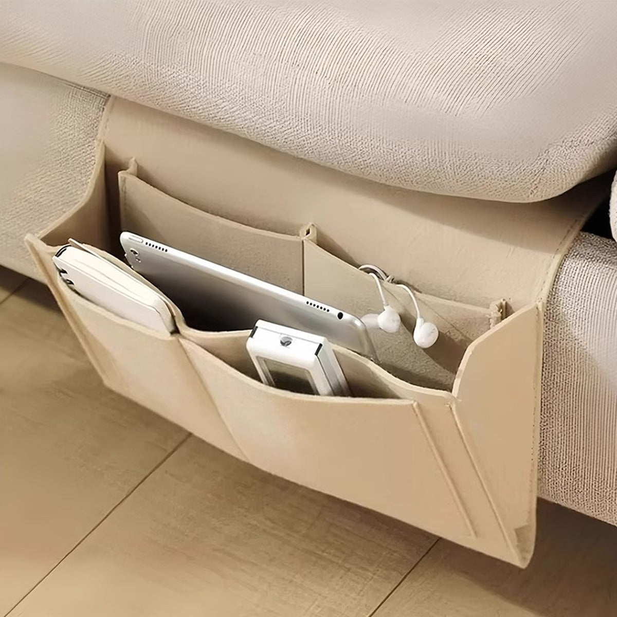 Beige sängväska i filt med fickor för surfplatta och fjärrkontroll