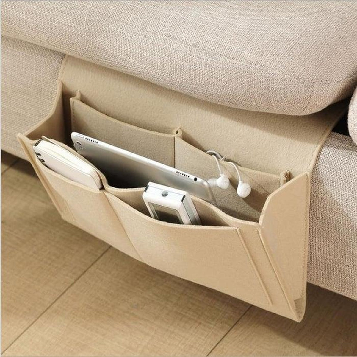 Närbild på beige filtväska med flera separata fickor