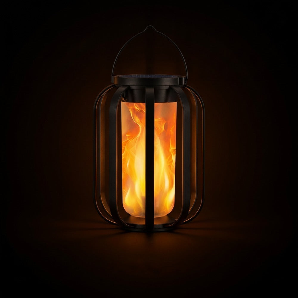 Solcellslykta med flammeffekt på mörk bakgrund