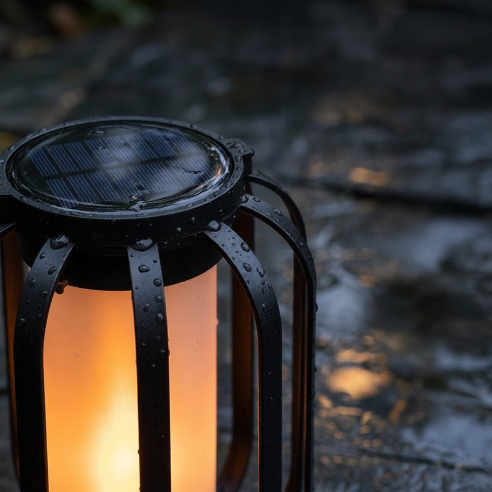 Solcellspanel på vattentätt LED-lyktans övre del i regn