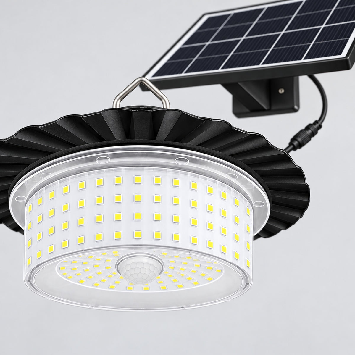 Närbild på lampans LED-lysdioder och rörelsesensor