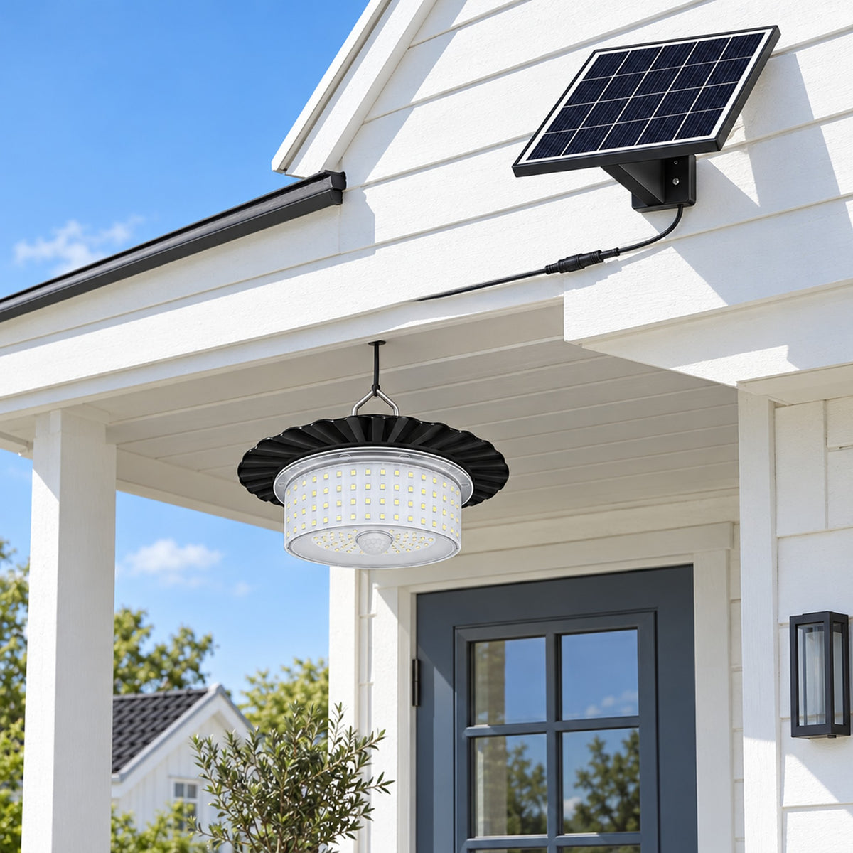 Solpanel på vit husvägg och lampa under farstutaket
