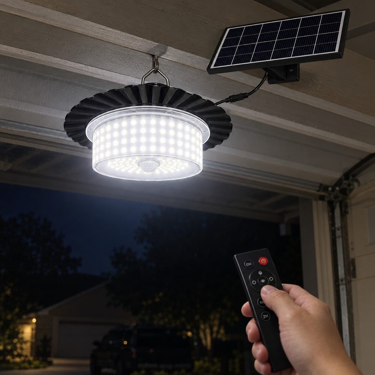 Hand riktar fjärrkontroll mot lampa i garageinfart