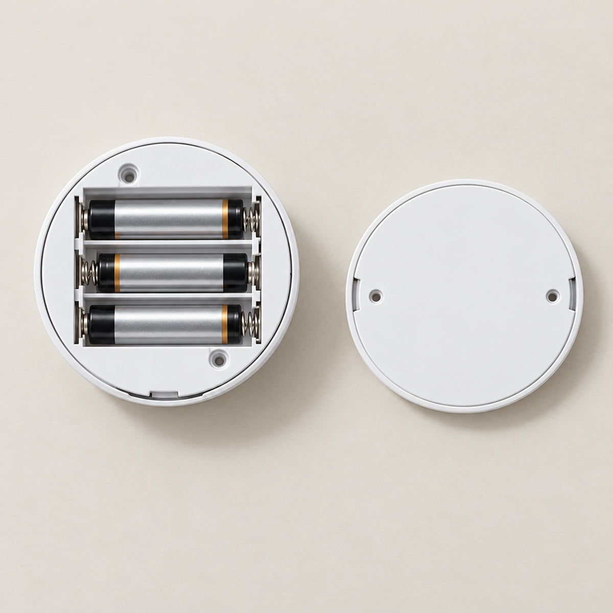 Batterifack för tre AA-batterier och bakplatta med skruvhål