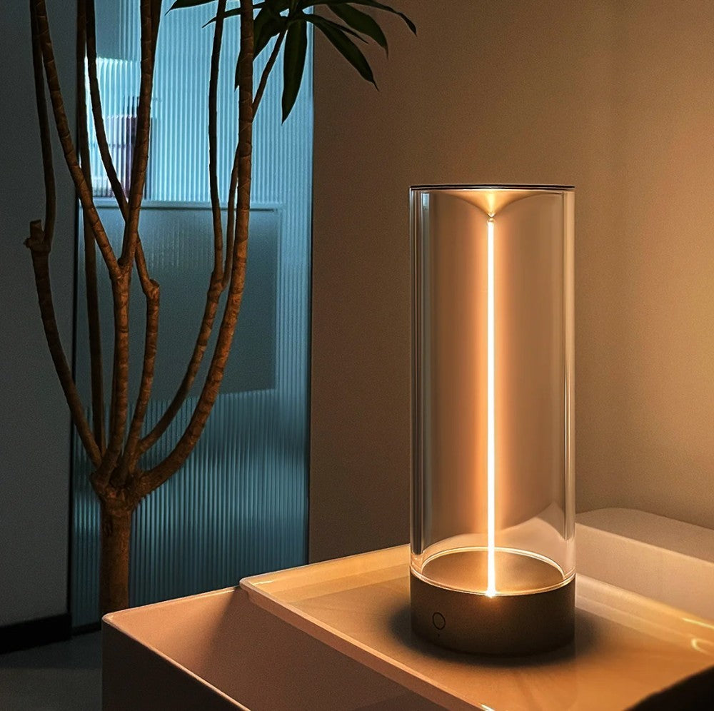 LED-bordslampa i glas i vardagsrumsmiljö