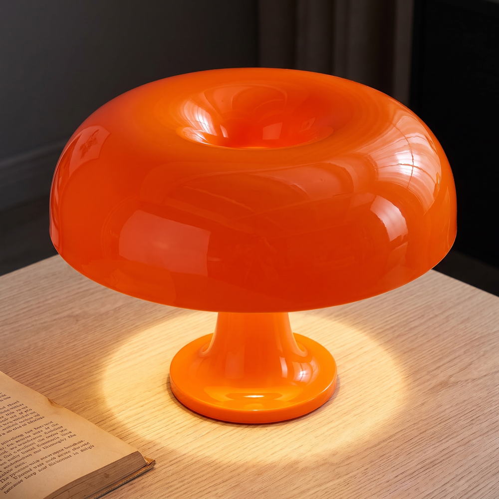 Närbild på svamplampans välvda skärm i orange