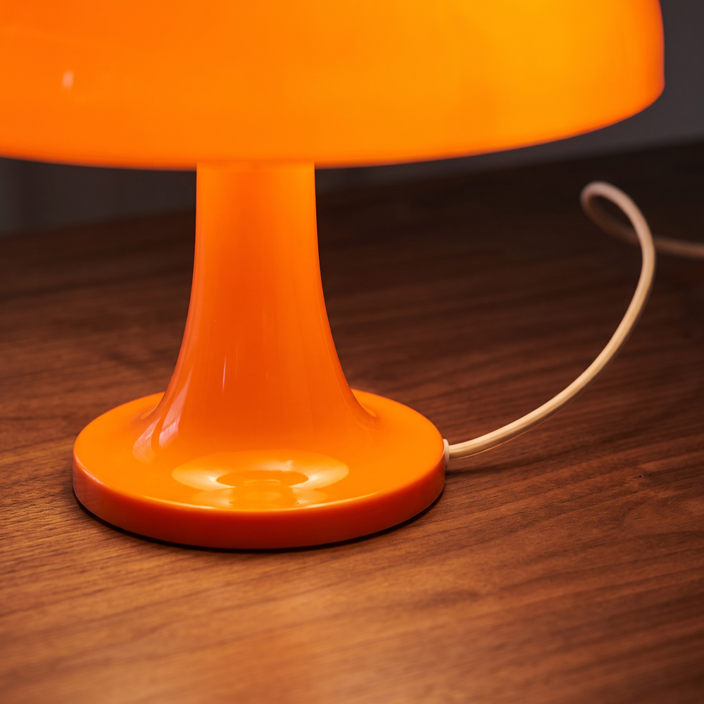 Detalj på lampans flarade fot och tunna sladd